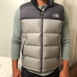 Men's North Face Down Puffer Vest Size Medium, Two-Toned Gray Color
